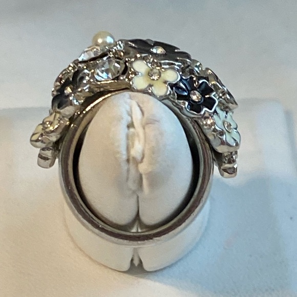 Enamel and rhinestone floral statement Ring in gray, black and cream size 5 - Picture 9 of 13